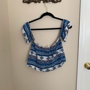 Off-shoulder sleeve crop top